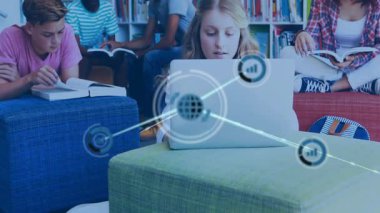 Kütüphanede dijital ağ bağlantıları olan çocuklar animasyonu örtüyor. Teknoloji, eğitim, öğrenme, bağlantı, yenilik, çocukluk