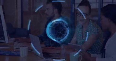 Ofis masasında çalışan çeşitli takımlar üzerinde dijital arayüz animasyonu. Takım çalışması, işbirliği, yenilik, teknoloji, beyin fırtınası, çeşitlilik