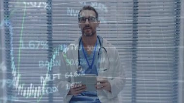 Finansal veri tablolarını analiz ediyorum. Tıp bürosundaki doktor işe odaklanıyor. Maliye, sağlık, analiz, meslek, konsantrasyon, meslek