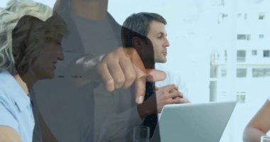 Okulda, çeşitli profesyoneller toplantı sırasında dijital arayüz için animasyon kullanıyorlar. Teknoloji, tasarım, takım çalışması, işbirliği, proje, beyin fırtınası