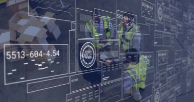 Dijital veri arayüzleri ve grafikleri analiz ediliyor, güvenlik yelekleri mühendisleri çalışıyor. Teknoloji, mühendislik, yenilik, analiz, inşaat, takım çalışması