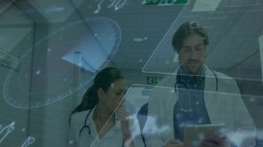 Okulda, tıp uzmanları verileri fütüristik dijital animasyon arayüzü kullanarak inceliyorlar. Sağlık, teknoloji, yenilik, işbirliği, analiz, bilim