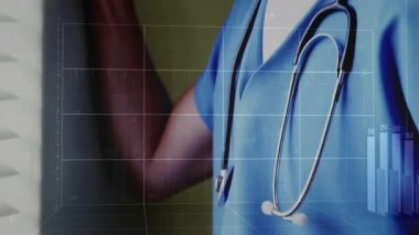 Mali verilerin ve grafiklerin analizi, ofis ortamındaki sağlık uzmanı. Maliye, analitik, veri analizi, iş dünyası, ekonomi