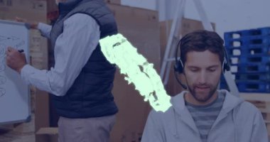 Ofiste dizüstü bilgisayarda çalışan birinin üzerinde bulut hesaplama animasyonu. Teknoloji, yenilik, dijital, İnternet, iş, veri