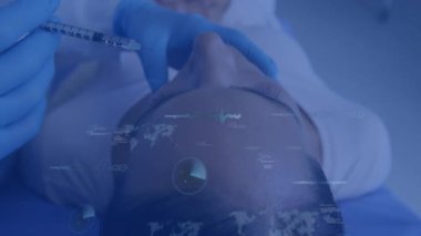 Tıbbi veriler ve dijital arayüz animasyonu hastanın enjeksiyonu üzerine. Sağlık, dijital sağlık, teknoloji, fütürist, tedavi, hasta bakımı