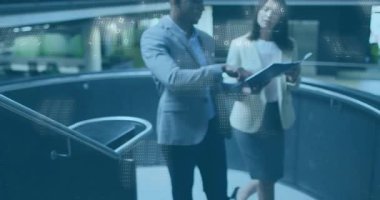 Modern ofiste, iş adamları verileri animasyon örtüsü ile tartışıyor. takım çalışması, teknoloji, yenilik, dijital, analitik, işbirliği