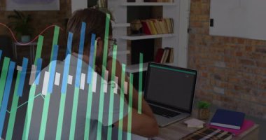 Dizüstü bilgisayarda çalışıyor, iş adamı ofisteki finansal grafik animasyonunu analiz ediyor. finans, analiz, teknoloji, yatırım, şirket, veri