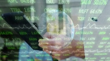 Borsa verileri ve dünya arkaplanını kaplayan grafiklerle akıllı telefon kullanmak. Finans, teknoloji, yatırım, ticaret, analitik, küresel