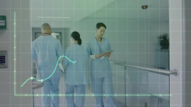 Hastanede, tıbbi veri animasyonu içeren tablet kullanan bir sağlık uzmanı. Tıp, teknoloji, yenilik, dijital, tanı, analiz