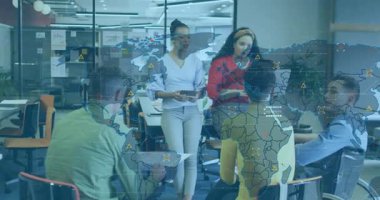 Dünya haritası ve veri örtüşen animasyonlarla iş birliği yapan iş ekibi. takım çalışması, işbirliği, toplantı, analitik, yenilik, strateji