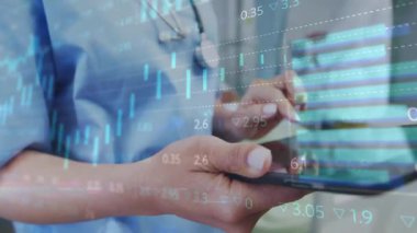 Tıbbi veri animasyonlu tablet kullanarak, sağlık hizmeti uzmanı grafikleri analiz ediyor. Teknoloji, analiz, dijital, yenilik, araştırma, bilgi