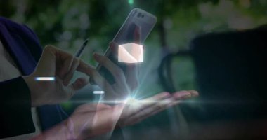 Holografik animasyon küpleriyle etkileşim halinde, açık havada akıllı telefon kullanan eller. Teknoloji, yenilik, artırılmış gerçeklik, etkileşim, dijital, fütürist