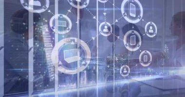 Modern ofiste işbirliği yapan, dijital ağ simgeleriyle çalışan iş adamları. Takım çalışması, teknoloji, yenilik, ağ oluşturma, işbirliği, iletişim