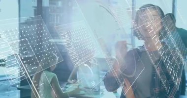 Modern ofiste çalışan profesyoneller, animasyon kaplamalı dijital arayüz kullanıyorlar. Teknoloji, yenilik, takım çalışması, işbirliği, iş dünyası, fütüristik