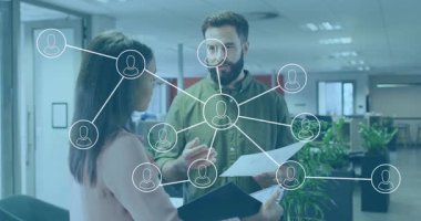 Ofisteki ağ bağlantıları olan iş adamları, belgeler tartışıyorlar. ağ oluşturma, işbirliği, takım çalışması, şirket, animasyon, iletişim