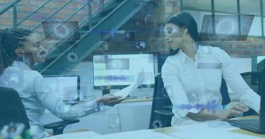 Dijital veri animasyonuyla doküman alışverişi, ofis ortamında iş kadınları. teknoloji, iletişim, yenilik, işbirliği, kurumsal, profesyonel