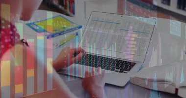 Dizüstü bilgisayarda çalışan, finansal veri tablolarını animasyon örtüsüyle analiz eden kişi. İş, finans, teknoloji, analitik, dijital, yenilik