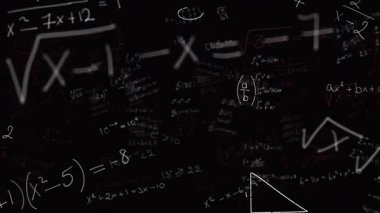 Matematiksel denklemlerin tebeşir çizimleri ve okul tahtasındaki geometrik şekiller. Matematik, geometri, eğitim, öğrenme, sınıf