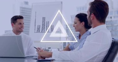 İş dünyası ekibi ofis toplantısında üçgen animasyonu tartışıyor. Takım çalışması, işbirliği, beyin fırtınası, liderlik, yenilik, planlama
