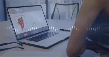 Finansal veri animasyonu üzerinde NFT sanat ve hisse senedi grafiklerini gösteren dizüstü bilgisayar. Finans, teknoloji, dijital, yatırım, kripto para birimi, engelleme zinciri