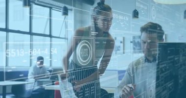 Dijital veri projeksiyonları, modern ofis ortamındaki iş profesyonelleri analiz ediliyor. teknoloji, analitik, işyeri, işbirliği, takım çalışması, sanayi