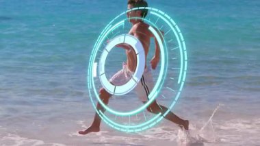 Üzerinde dijital dairesel arayüz animasyonu olan bir adam plajda koşuyor. Fitness, teknoloji, yenilik, egzersiz, fütüristik