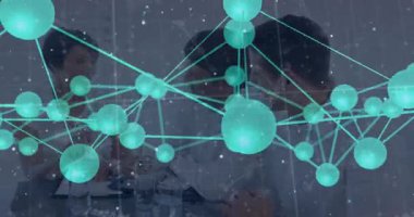 Ofiste, insanlar bağlantı ağı ve veri işleme animasyonu ağıyla tartışıyor. İş, teknoloji, beyin fırtınası, veri analizi, iletişim, takım çalışması