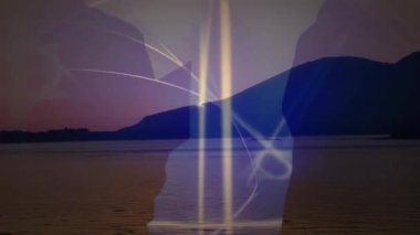 Karanlık çöktüğünde dağ gölü üzerinde siluetli figürlerle ışık izlerinin animasyonu. Manzara, siluetler, alacakaranlık, yansıma, huzur, sükunet