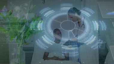 Ofiste dijital veri işleme animasyonu kullanan bir hasta ve doktor. Sağlık, teknoloji, yenilik, teşhis, profesyonel iletişim