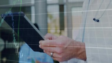 Finansal grafik örtüşmesi analiz ediliyor, doktor veri incelemesi için tablet kullanıyor. Finans, analiz, teknoloji, sağlık, araştırma, meslek