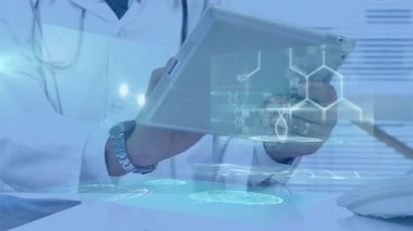 Doktor, DNA animasyonlu tablet kullanarak ofisteki tıbbi verileri inceliyor. Sağlık, teknoloji, yenilik, analiz, araştırma, teşhis