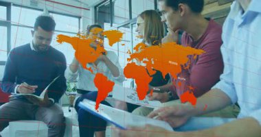 İş stratejisi tartışıyoruz, dünya haritası animasyonu olan çeşitli takımlar ofiste. Takım çalışması, işbirliği, beyin fırtınası, çeşitlilik, planlama