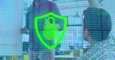 Veri şebekesi olan akıllı telefon kullanan kişinin dijital güvenlik kilidi animasyonu. Siber güvenlik, teknoloji, veri koruması, şifreleme, internet, iletişim