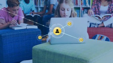Kütüphanede çalışan öğrenciler sosyal ağ bağlantıları ile animasyon örtüşür. Eğitim, teknoloji, dijital, takım çalışması, ağ oluşturma, işbirliği