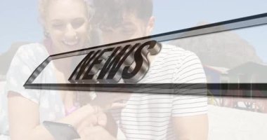 Plajda, akıllı telefona bakan çift üzerinde NEWS metni olan animasyonlar izliyor. Teknoloji, iletişim, medya, açık hava, bilgi, dijital