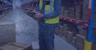 Güvenlik yeleği giymiş, NFT animasyon kaplamalı tablet kullanan bir depo çalışanı. Teknoloji, lojistik, envanter, dijital, engelleme zinciri, yenilik