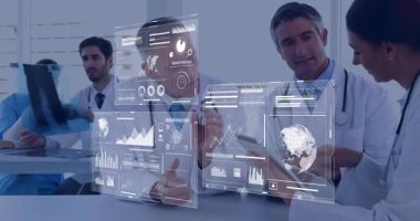 Tıbbi verileri animasyon örtüsüyle tartışmak, hastane ortamındaki doktorlar. Sağlık, profesyoneller, analiz, işbirliği, yenilik, takım çalışması