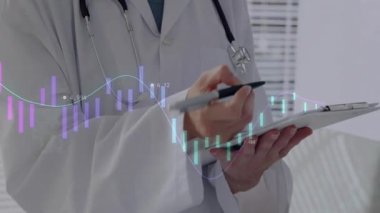 Dijital finansal grafikler analiz ediliyor, doktor tıbbi ofis animasyonlarında tablet kullanıyor. Finans, teknoloji, sağlık, meslek, analiz
