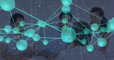 Ağ içinde işbirliği yapmak, farklı insanların animasyondaki veri bağlantılarını işlemesi. Teknoloji, takım çalışması, dijital, iletişim, yenilik, bağlantı