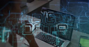 Bilgisayarda çalışan ve ekranda kodu olan biri için büyük veri metni animasyonu. Teknoloji, dijital, kodlama, programlama, analitik, yenilik