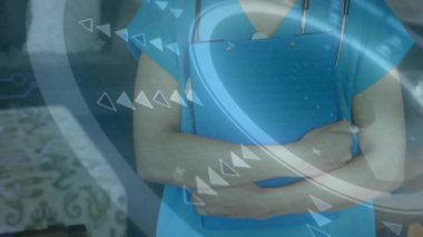 Hastane ortamında dijital tıbbi verilerle gülümseyen bir sağlık uzmanı. teknoloji, kavram