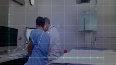 Hastanede, tıp uzmanları dalgalanan grafiğin animasyonuyla verileri gözden geçiriyorlar. Sağlık, veri analizi, takım çalışması, teknoloji, doktorlar, işbirliği