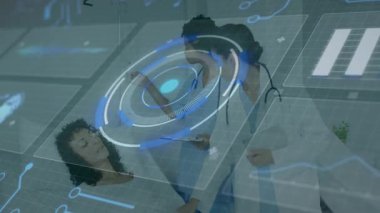 Hastanedeki dijital animasyon arayüzünü kullanan tıbbi uzmanlar. Sağlık, teknoloji, yenilik, danışma, takım çalışması, işbirliği