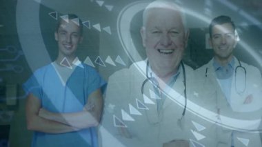 Steteskoplu gülen doktorlar ve dijital tıbbi veriler animasyonu örtüyor. Sağlık, yenilik, teknoloji, takım çalışması, destek, hastane