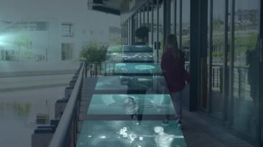 Modern geçitte yürüyen insanlar üzerinde DNA ipliği ve insan anatomisi animasyonu. Biyoteknoloji, genetik, yenilik, bilim, sağlık, teknoloji