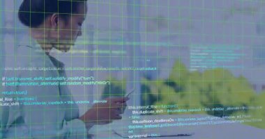 Programlama kodu sahneyi örtüyor, profesyonel iş adamı ofisteki akıllı telefonu kullanıyor. Teknoloji, dijital, modern, teknoloji, yenilik, şirket