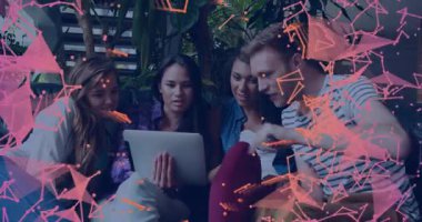 Genç yetişkinler dijital ağ animasyonu ile tabletin etrafında toplandılar. Teknoloji, yenilik, takım çalışması, işbirliği, bağlantı, beyin fırtınası.