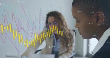 Finansal grafikleri analiz etmek, modern ofisteki iş profesyonelleri veri eğilimlerini tartışmak. Finans, analiz, şirket, takım çalışması, işbirliği, strateji