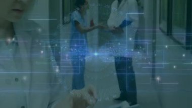 İşbirliğiyle çalışan insanlar, veri işleme animasyonuyla dijital arayüz kullanıyorlar. Teknoloji, takım çalışması, yenilik, veri analizi, işbirliği, beyin fırtınası.