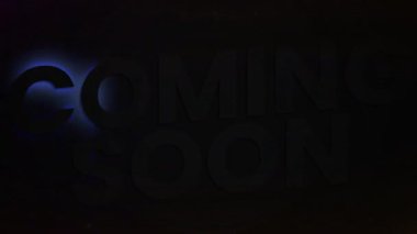 Koyu arkaplanda animasyon olan parlak mavi neon Coming Soon metni. Gelecek, duyuru, işaret, dijital, aydınlatma, modern